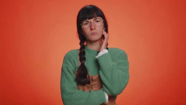 Gözlüklü Saçları Örgülü Düşünceli Genç Inek Bir Kadın Çenesini Ovuşturuyor — Stok video