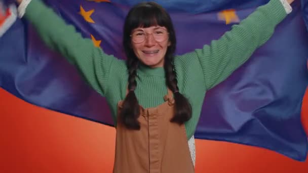 Молодая Ботанка Косичками Очках Размахивающая Флагом Европейского Союза Улыбающаяся Приветствующая — стоковое видео