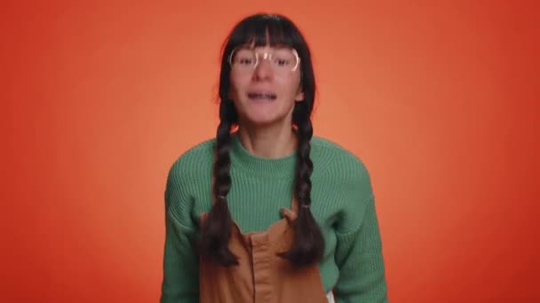 Kłótnia Niezadowolona Kobieta Zielonym Swetrze Gestykulująca Irytacją Niezadowoleniem Obwiniając Porażkę — Wideo stockowe