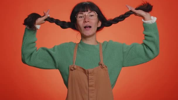 Zabawna Radosna Szczera Dorosła Kobieta Letnia Swetrze Robiąca Zabawne Głupie — Wideo stockowe