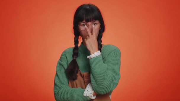 Obserwuję Cię Latynoska Kobieta Zielonym Swetrze Celująca Oczy Kamerę Pokazuje — Wideo stockowe