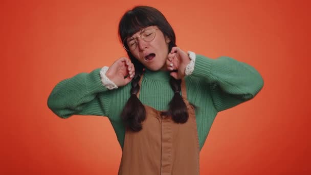 Mujer Milenaria Encantadora Cansada Suéter Verde Bostezando Somnoliento Desatento Sensación — Vídeo de stock
