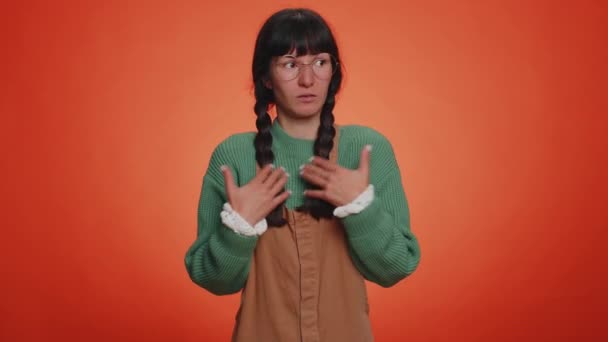 Ben Niet Schuldig Onnozele Onzekere Jonge Nerd Vrouw Met Bril — Stockvideo