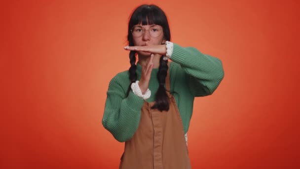 타임아웃 안경을 정신적 충격에 여자가 제스처 필요해요 주황색 배경에 고립된 — 비디오