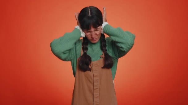 Nie Chcę Słuchać Słuchać Sfrustrowana Irytująca Młoda Kujonka Zakrywająca Uszy — Wideo stockowe