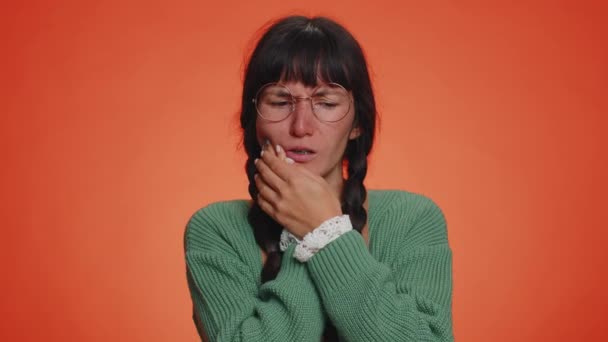 Diş Ağrısından Muzdarip Yanağa Dokunan Hippi Genç Bir Kadın Dişçi — Stok video
