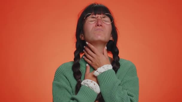 不健康的千年妇女30多岁 穿着毛衫 手捂住嘴咳嗽 感到恶心 病毒感染哮喘症状 年轻生病的女孩被隔离在橙色工作室墙壁的背景下 — 图库视频影像