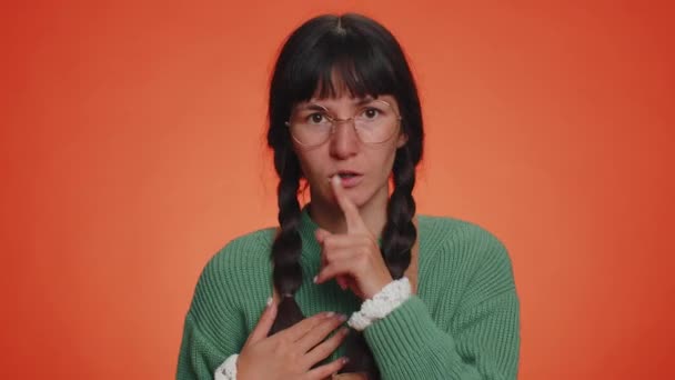 Δεν Κανέναν Τρομαγμένη Ειλικρινής Γυναίκα Κλείνει Στόμα Της Χέρι Δείχνοντας — Αρχείο Βίντεο