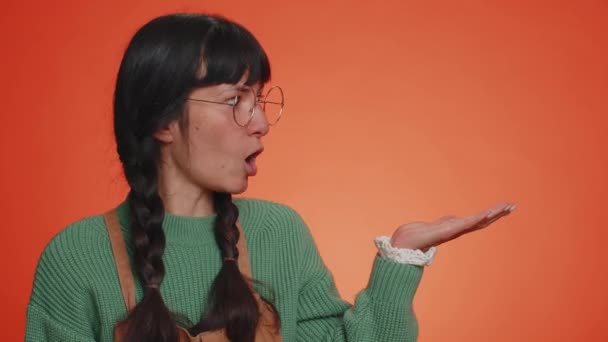 Urocza Kobieta Swetrze Pokazuje Kciuki Górę Wskazując Puste Miejsce Obszar — Wideo stockowe