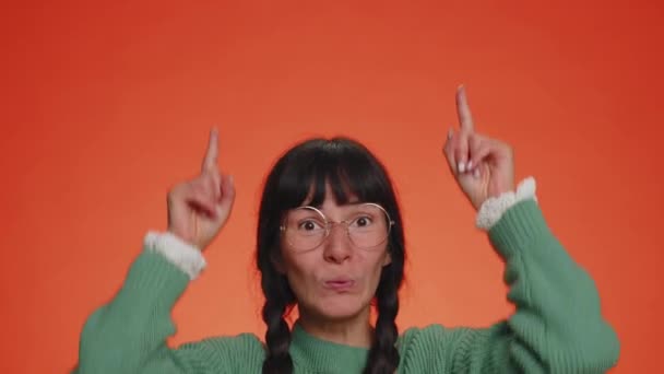 Mujer Encantadora Suéter Mostrando Pulgares Hacia Arriba Apuntando Lugar Vacío — Vídeo de stock