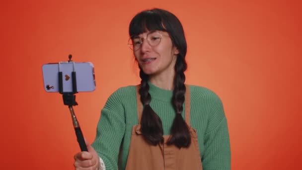 Mladá Nerd Žena Copánky Brýle Cestovatel Blogger Přičemž Selfie Mobilní — Stock video