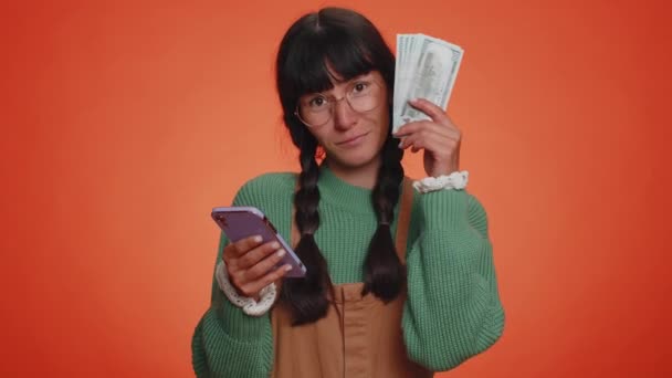 Szczęśliwa Turystka Patrząc Smartfon Wyświetlacz Szczerze Radując Zwycięstwo Odbieranie Banknotów — Wideo stockowe