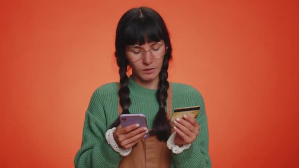 Szczery Klient Nerd Kobieta Przy Użyciu Karty Kredytowej Smartfona Podczas — Wideo stockowe