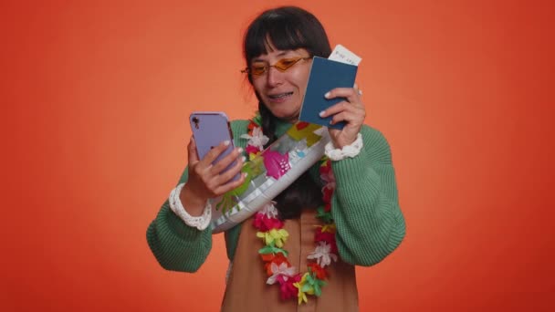 Χαρούμενη Νεαρή Τουρίστρια Αποσκευές Γυαλιά Ηλίου Smartphone Που Γιορτάζει Κερδίζοντας — Αρχείο Βίντεο