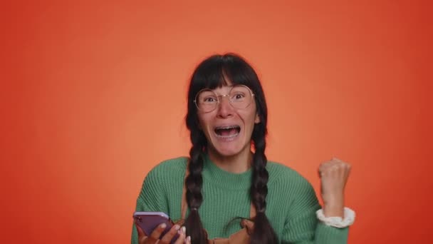 Szczęśliwy Podekscytowany Radosny Kobieta Casual Sweter Używać Telefonu Komórkowego Wpisując — Wideo stockowe