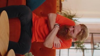 - Ne? - Neden? Kafkas sakallı adamın portresi kızgın bir ifadeyle el kaldırıyor, sorunların güvensizlik göstergesi olarak başarısızlığın nedenini soruyor. Evdeki genç adam turuncu koltukta. Dikey