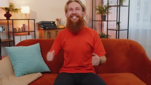 Счастливый Бородатый Рыжий Мужчина Кричит Празднует Успех Победу Достижение Цели — стоковое видео