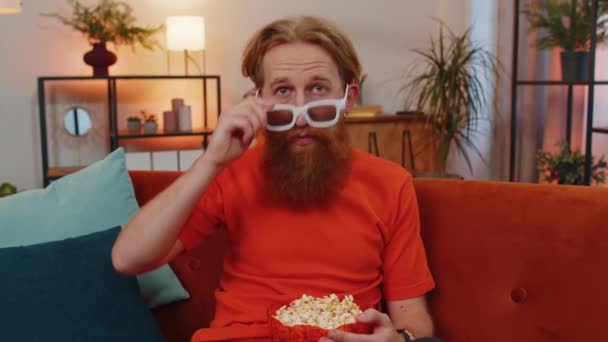 Portrét Zrzky Vzrušený Mladý Muž Sedí Pohovce Jíst Popcorn Sledovat — Stock video