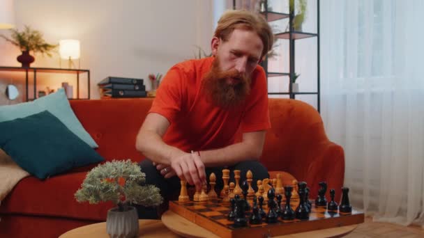 Орієнтований Білий Бородатий Чоловік Сидить Домашньому Дивані Навчаючись Грати Шахові — стокове відео