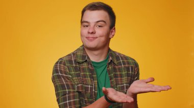 Bir adam, sorunların, modaya uygun sosyal medya mim 'in, hayat mücadelelerinin, basit işleri sebepsiz yere karmaşıklaştıran insanlarla dalga geçmenin nedenini sorar.