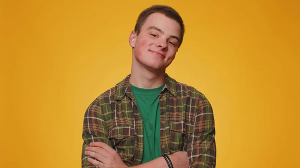 Alegre Hombre Adolescente Adulto Encantador Camisa Verde Casual Sonriendo Mirando — Foto de Stock