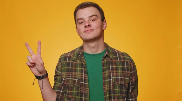 Hombre Adolescente Con Camisa Verde Casual Mostrando Signo Victoria Esperando — Foto de Stock
