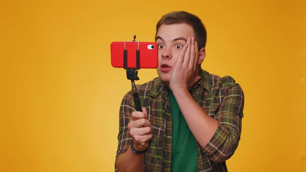 Αντίδραση Εντυπωσιασμένος Blogger Άντρας Που Βγάζει Selfie Στο Κινητό Τηλέφωνο — Φωτογραφία Αρχείου