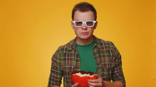 兴奋的游客戴着3D眼镜 喜欢吃爆米花 看有趣的电视连续剧 在线社交媒体电影内容 在黄色工作室背景下孤独的小男孩 — 图库照片