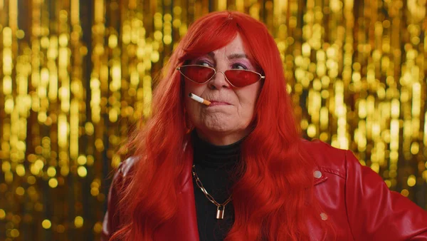 Idősebb Vörös Hajú Napszemüvegben Pózol Cigarettázik Menő Stílusos Divatos Egészségtelen — Stock Fotó