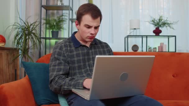Θεέ Μου Νεαρός Άντρας Χρησιμοποιεί Φορητό Υπολογιστή Λαμβάνει Καλά Νέα — Αρχείο Βίντεο