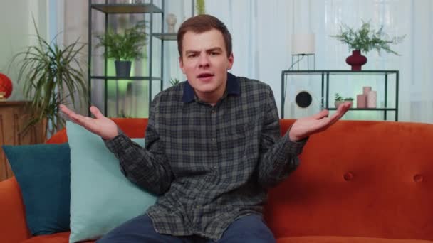Warum Teenager Mann Hebt Mit Entrüstetem Gesichtsausdruck Die Hände Fragt — Stockvideo