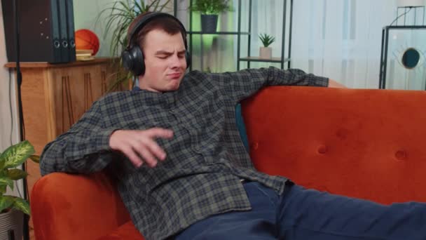 Glücklich Entspannter Überglücklicher Junger Mann Mit Kabellosen Kopfhörern Der Hause — Stockvideo