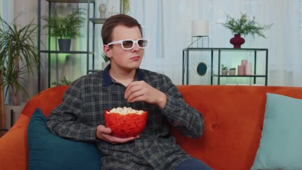 Spændt Voksen Mand Sidder Sofaen Spise Popcorn Interessante Serie Sport – Stock-video