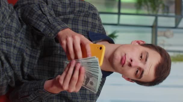 Planificación Del Presupuesto Familiar Sonriente Adolescente Hombre Contando Dinero Efectivo — Vídeo de stock