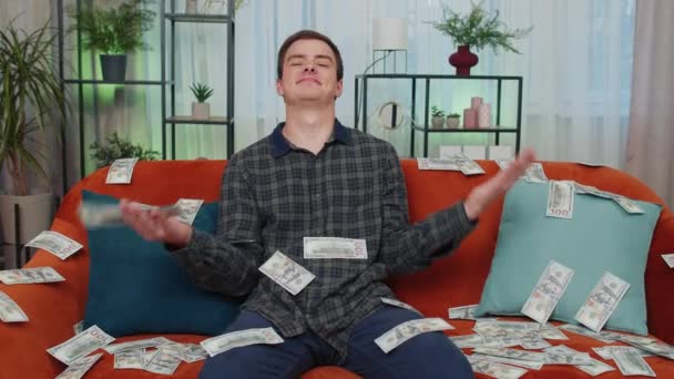 Успешный Счастливый Богатый Подросток Бизнесмен Подсчитывающий Деньги Высокой Прибылью Выигрыш — стоковое видео