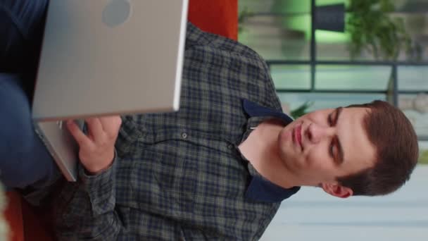 Młody Człowiek Korzystać Laptopa Otrzymywać Dobrą Wiadomość Wstrząśnięty Nagłym Zwycięstwem — Wideo stockowe
