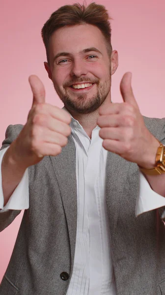 大胡子的成年商人竖起大拇指表示同意某事或给予肯定的答复 推荐广告喜欢好的 一个人在粉红工作室的背景下被隔离了纵向观点 — 图库照片