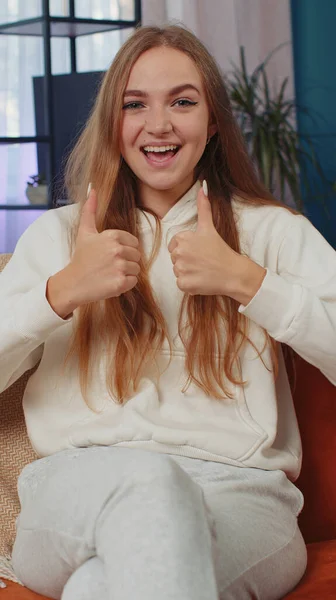 Onnellinen Valkoihoinen Tyttö Huutaa Juhlii Menestystä Voittaa Tavoite Saavutus Hyviä — kuvapankkivalokuva