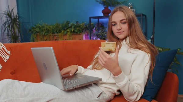 Portrait Caucasian Girl Using Credit Bank Card Laptop Computer While — Zdjęcie stockowe