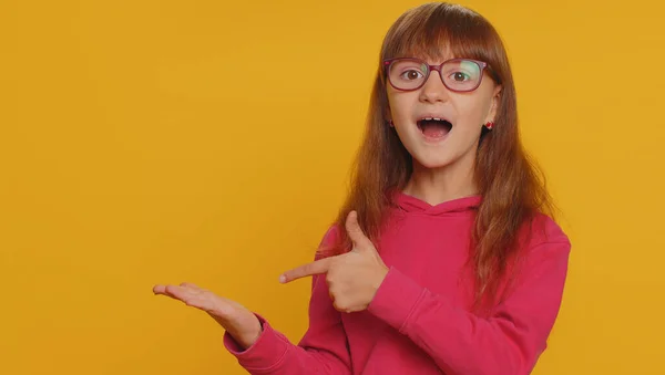 Šťastné Batole Dívka Ukazuje Palce Nahoru Ukazuje Prázdné Místo Reklamní — Stock fotografie