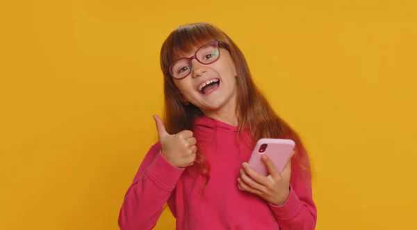 Young Preteen Child Girl Kid Use Mobile Smartphone Typing Browsing — Stock Photo, Image