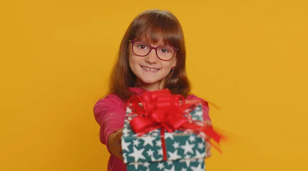 Krásné Usmívající Mladé Předpuberťačky Dítě Prezentující Narozeninovou Dárkovou Krabici Natahuje — Stock fotografie
