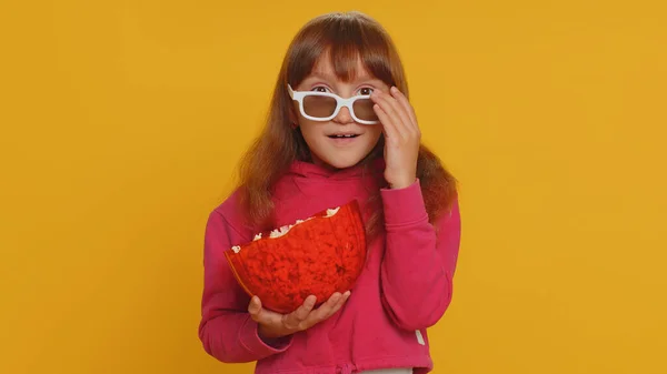Emocionado Joven Niña Escuela Gafas Comer Palomitas Maíz Viendo Interesante — Foto de Stock