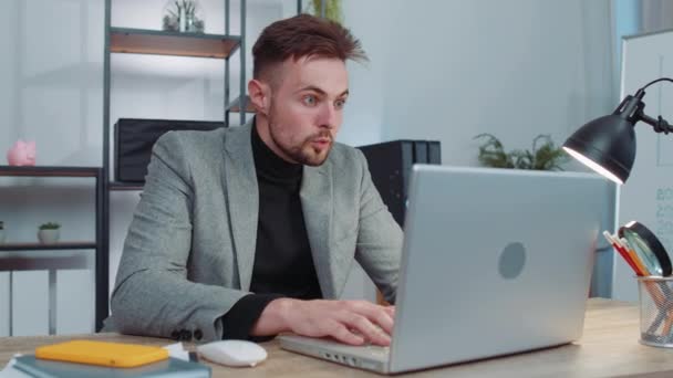 Istenem Hűha Boldog Meglepett Üzletember Öltönyben Dolgozik Laptop Sokkolta Hirtelen — Stock videók