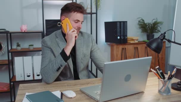 Businessman Suit Working Having Mobile Phone Talk Office Workplace Desk — Vídeo de Stock