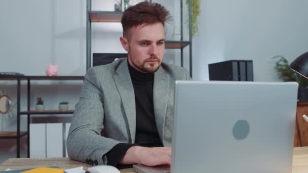 Businessman Suit Closing Laptop Computer Finishing Work Home Office Desk — Vídeo de Stock