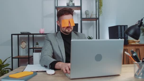 Inefficient Tired Businessman Suit Working Sleeping Laptop Computer Eyes Stickers — Stockvideo