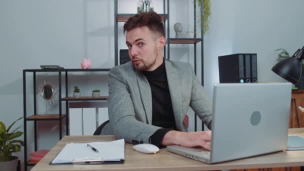 Mein Gott Wow Glücklich Erstaunt Geschäftsmann Anzug Arbeitet Laptop Schockiert — Stockvideo