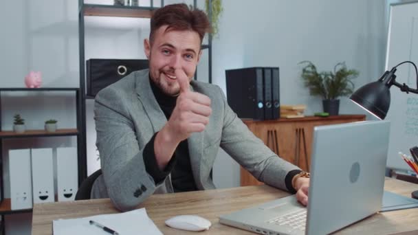 Happy Businessman Suit Working Laptop Looking Approvingly Camera Showing Thumbs — Wideo stockowe