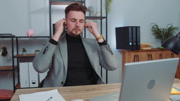 Счастливый Беззаботный Бизнесмен Костюме Работающий Ноутбуке Офисе Наушниках Слушающий Любимую — стоковое видео